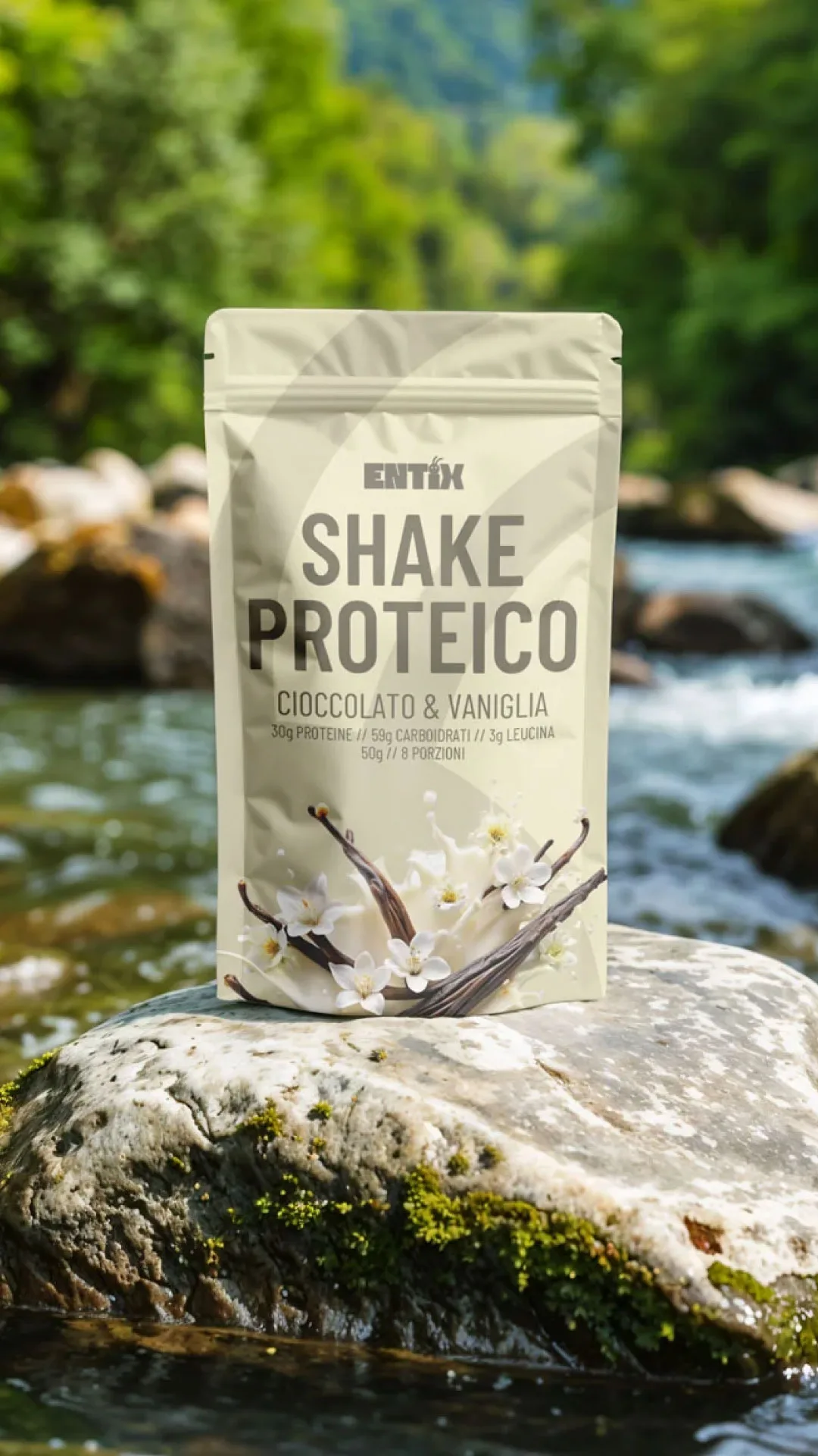 Busta di shake proteico Entix al cioccolato e vaniglia, su una roccia accanto a un torrente nel bosco.