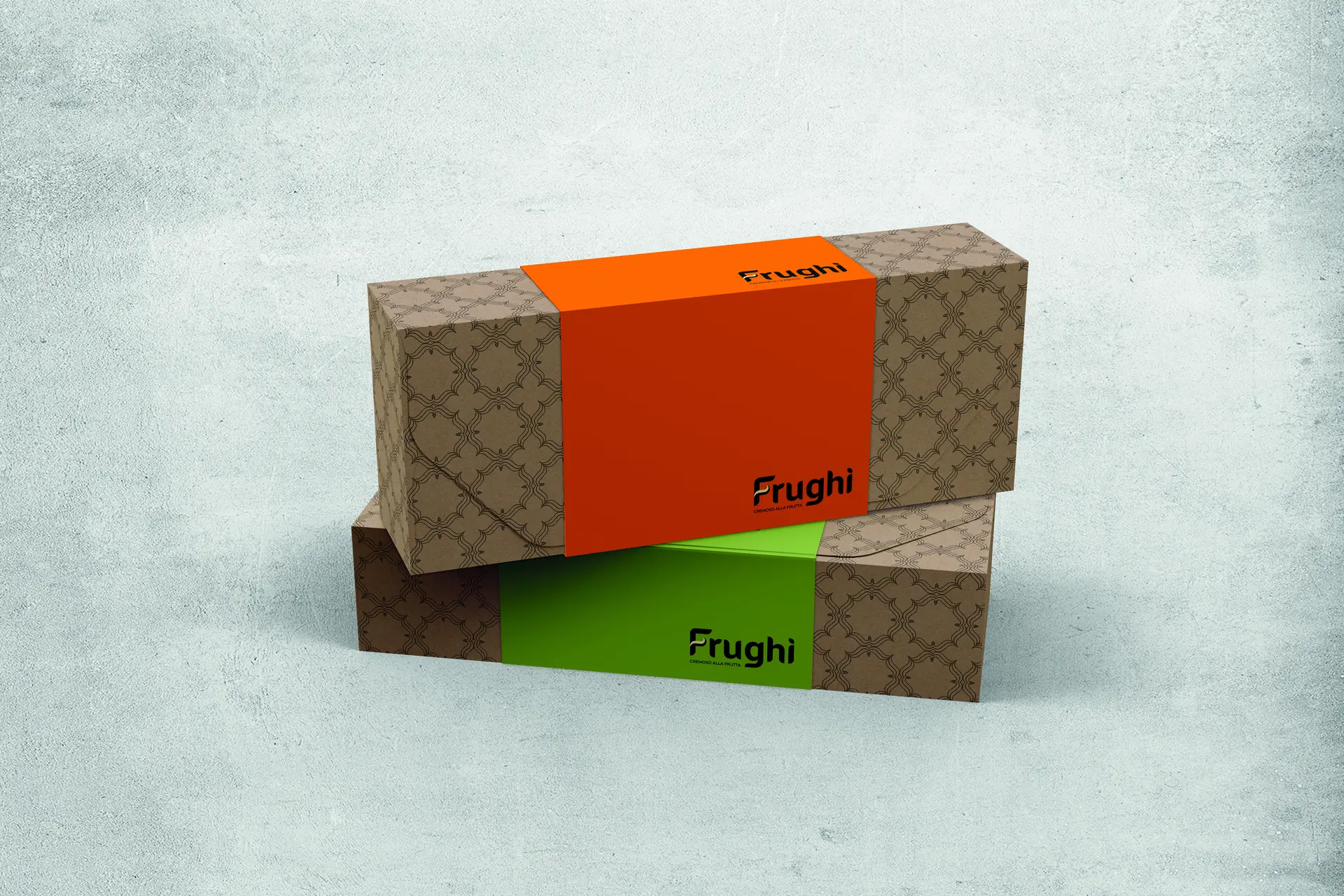 Due astucci in cartone Kraft accatastati, con la texture stampata a filo e una fascia di colore pieno che li cinge in mezzo: una arancione albicocca, una verde mela, tutte e due con il logotipo in nero.