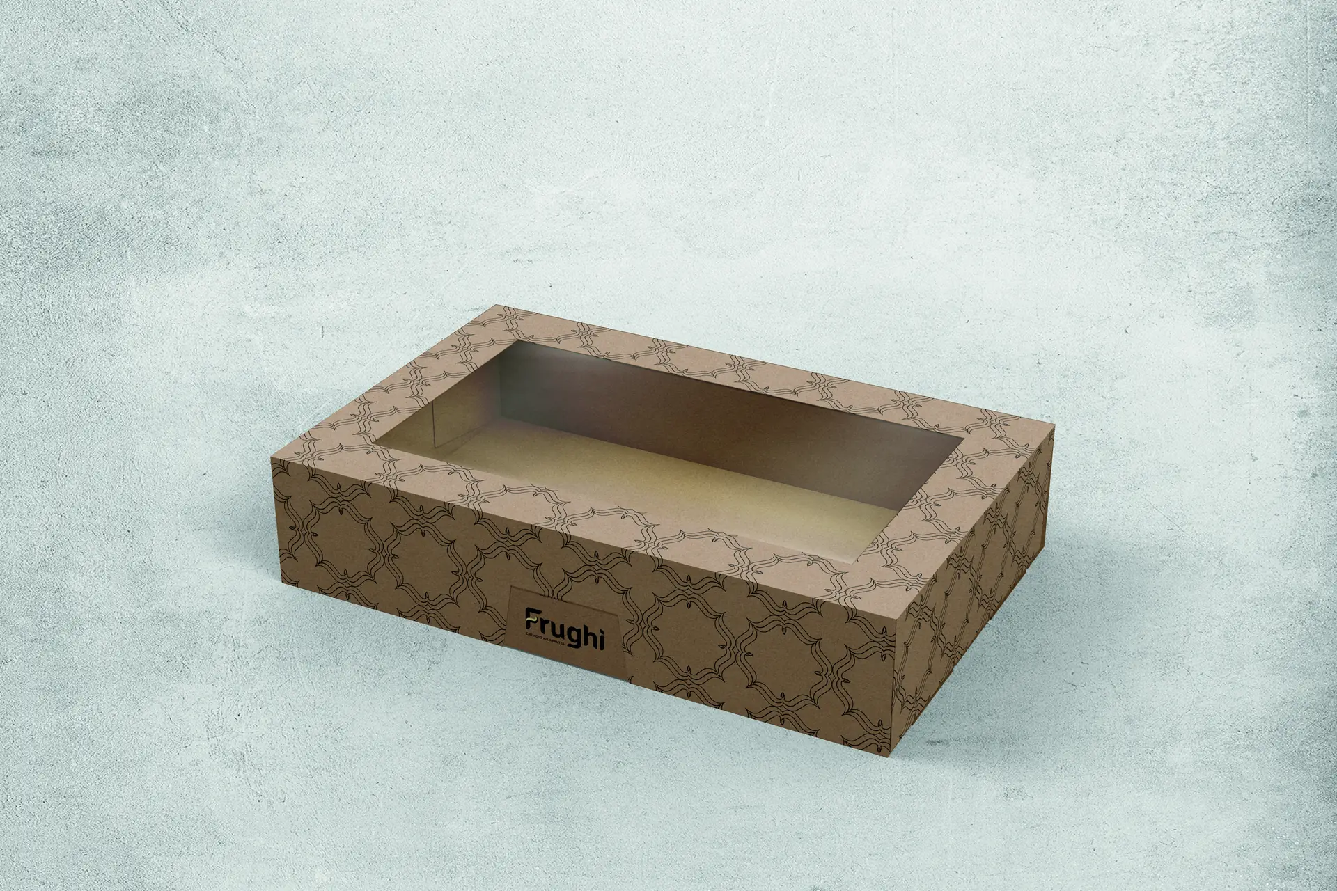 Scatola da banco in cartone Kraft con la finestra trasparente sul coperchio, ripresa di tre quarti: la texture stampata a filo scuro sulla cornice e sui fianchi, il logotipo in nero al centro del lato lungo.