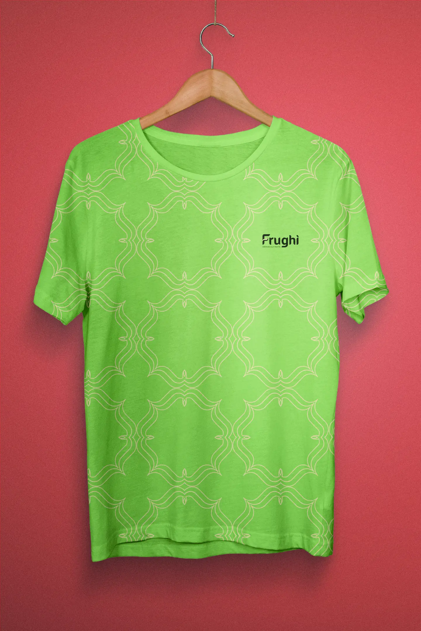 T-shirt verde mela appesa a una gruccia di legno su fondo rosso: la texture stampata a filo chiaro su tutto il capo e il logotipo in nero sul petto a sinistra.