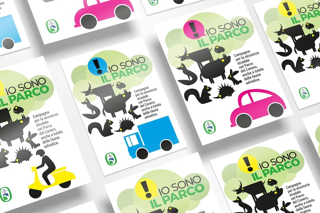 Manifesti della campagna disposti a griglia sfalsata: fondo bianco, il titolo IO SONO IL PARCO dentro nuvole verde chiaro, un gruppo di animali in sagoma nera e un veicolo a tinta piena — un furgone azzurro, un'auto rosa, uno scooter giallo — cambiati da un manifesto all'altro.