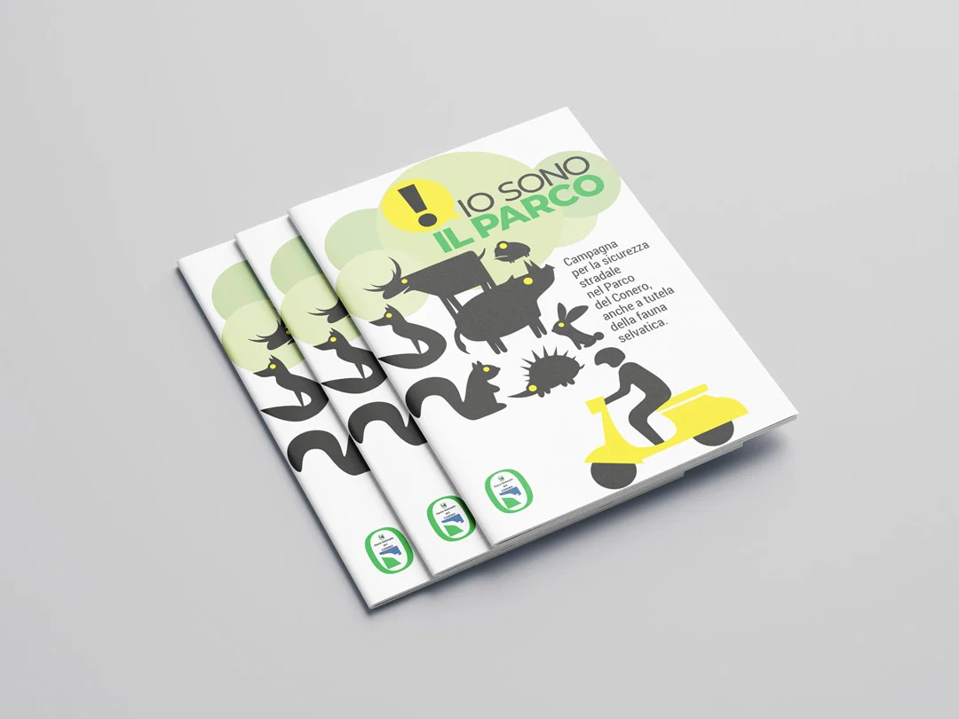 Tre pieghevoli impilati e sfalsati su fondo grigio, con la copertina della campagna: gli animali in sagoma, uno scooter giallo e il logo del Parco del Conero in basso.