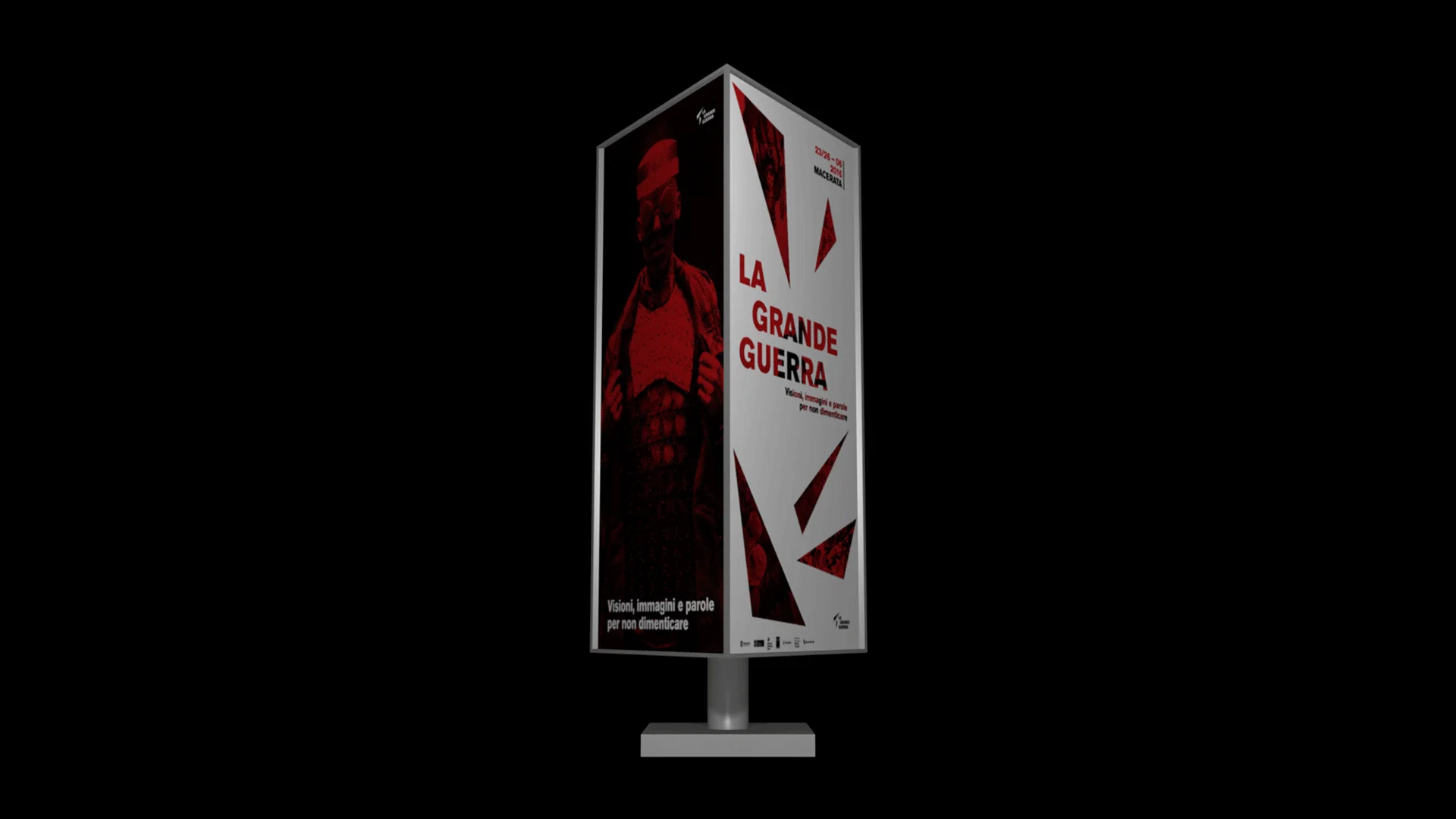 Totem a tre facce illuminato su fondo nero: una faccia bianca con il titolo e le date, l'altra occupata dalla stessa fotografia del soldato, stampata in rosso su nero.