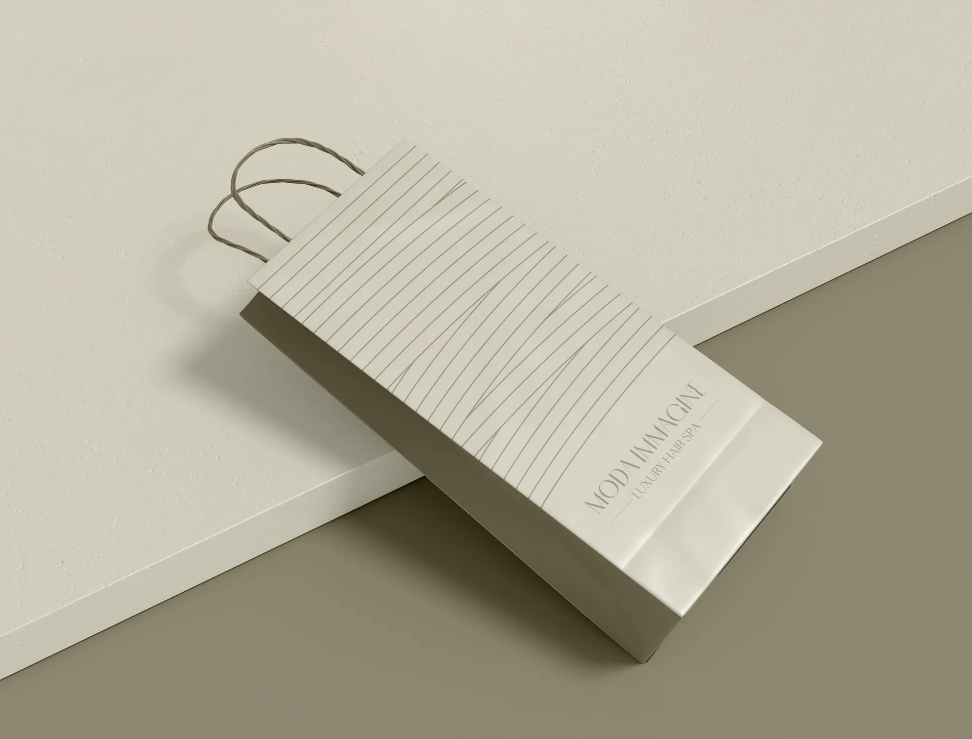 Shopper stretta in carta avorio appoggiata di traverso a uno spigolo: la trama di linee verticali mosse riempie la parte alta, il nome sta in basso.