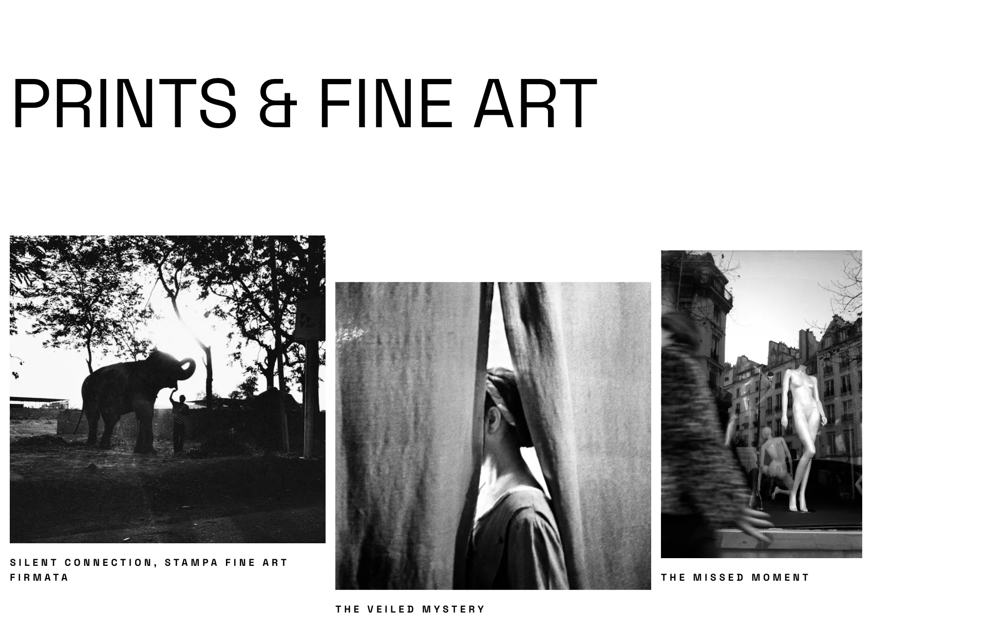 La sezione Prints & Fine Art vista dall'alto della pagina: il titolo in grande e sotto tre fotografie in bianco e nero di formati diversi, appoggiate a quote diverse, con le didascalie in maiuscolo spaziato.