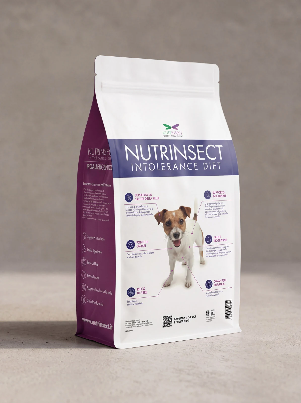 Mock-up generato: il retro della busta del mangime ipoallergenico per cani, in piedi su un piano chiaro, con il marchio in alto, la fascia blu di NUTRINSECT INTOLERANCE DIET, le sei voci dei plus intorno alla fotografia del Jack Russell e il fianco viola che lascia vedere il fronte di sbieco.