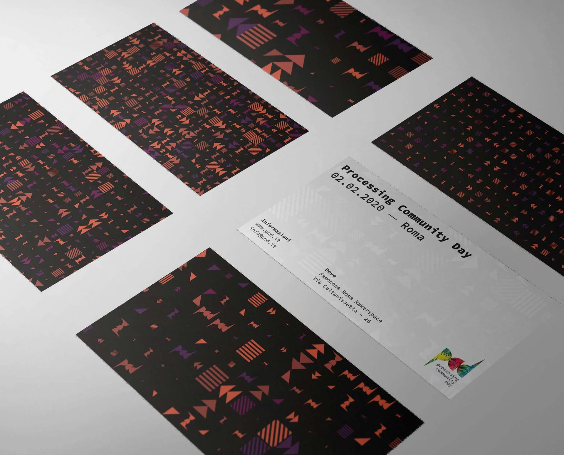 Cinque cartoline disposte su un piano chiaro: quattro mostrano retri neri con pattern generati tutti diversi fra loro, la quinta il fronte bianco con data, luogo e il marchio riempito da una fotografia a colori.