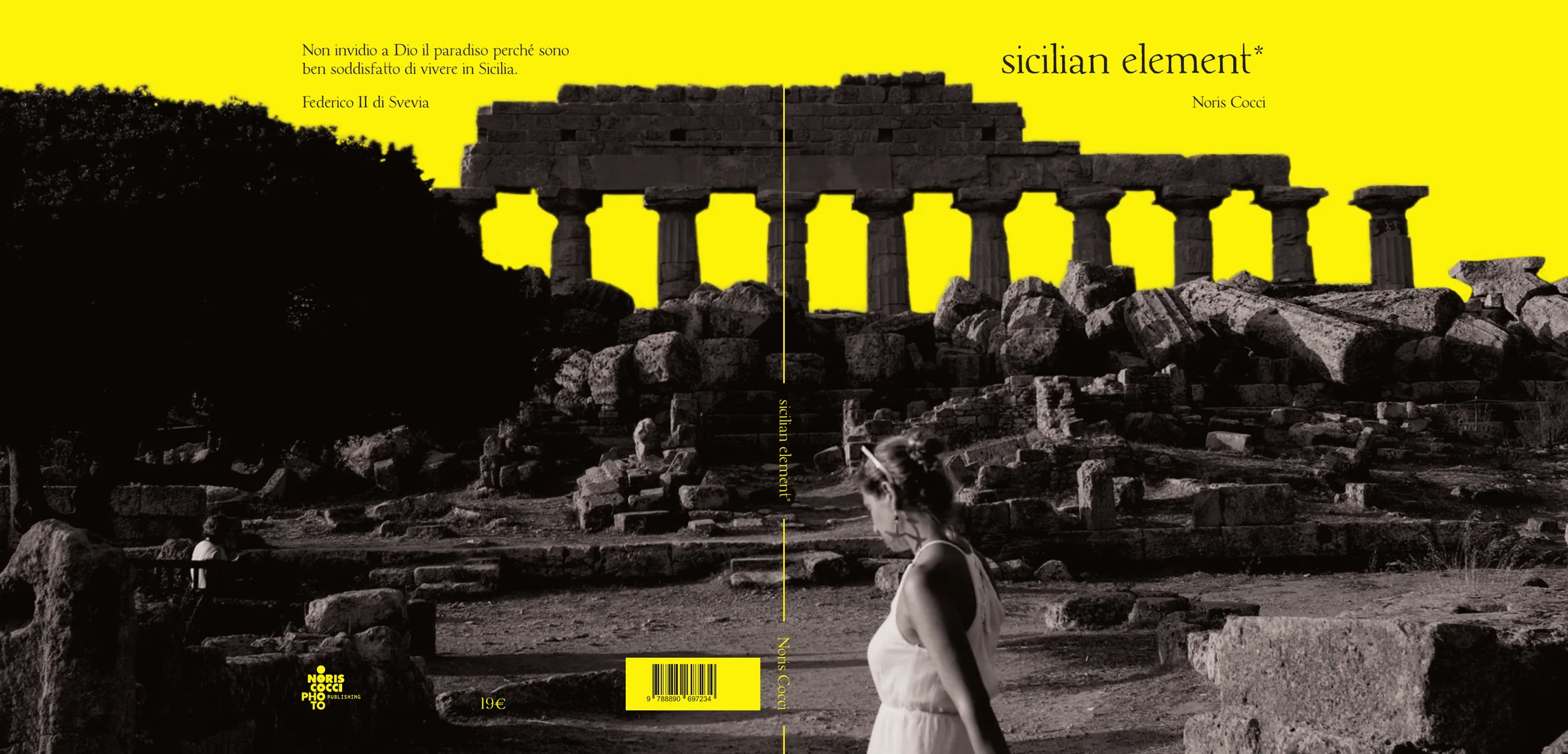 La copertina distesa con le bandelle, dalla quarta al fronte: fondo giallo pieno, fotografia in bianco e nero del tempio di Selinunte col cielo scontornato in giallo, una ragazza in bianco che cammina fra le pietre, titolo e nome dell'autore in serif minuscolo, in quarta la citazione di Federico II di Svevia.