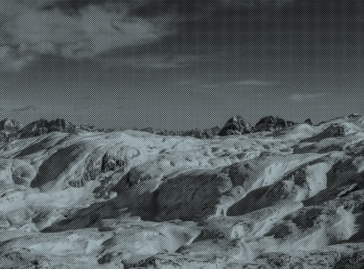 Doppia pagina con una veduta di crinali innevati stampata a retino grosso: i punti sono visibili e i mezzitoni si riducono a una trama regolare.